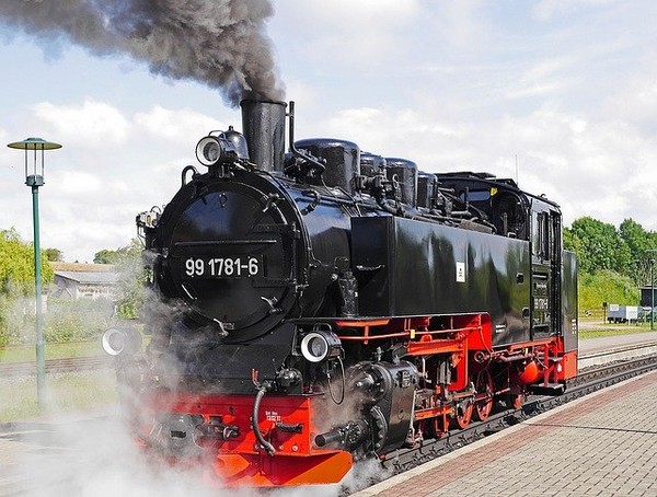 Dampflok Rasender Roland auf der Fahrt durch Rügen